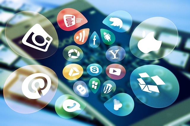 Social Media Icons als Symbol für ständige digitale Reizüberflutung – ein visueller Kontrast zum Konzept des Digital Detox.